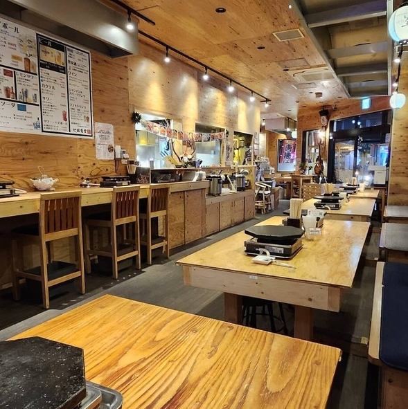 【温もり溢れる店内】当店の内装はあえて手を入れず、木張りにしております。木の温かみ溢れる店内は安心感のある雰囲気。関節照明が暖かく皆様を包んでくれます！飲み会に使うもよし！家族とのお食事で使うもよし！幅広いシーンでご利用いただけます！