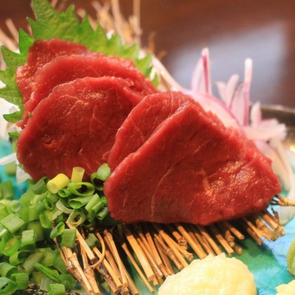 Eat it once! Extra-thick fillet sashimi of horse meat.