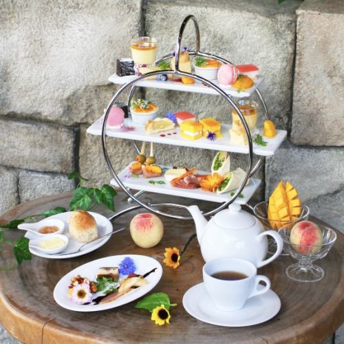 [Part 1] Starts at 14:00 "Chestnut & Muscat Afternoon Tea" 3,800 yen (tax included)