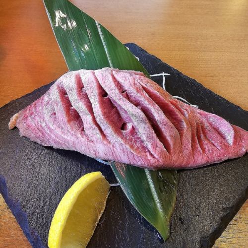 厚切り牛タンの炭火ステーキ