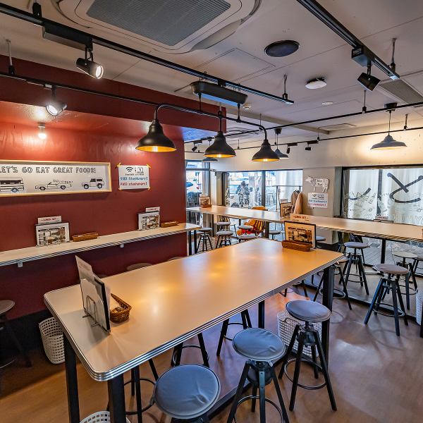 1階と2階で趣がガラリと変わります。1階は気軽にお酒を楽しめるオープンな印象で、2階はソファー席のある開放的でリラックスできる空間。独特の大人びた空気の中、周囲の目を気にせず過ごせるカウンター席もご用意。シーンに合わせて最適な場所を選べます◎