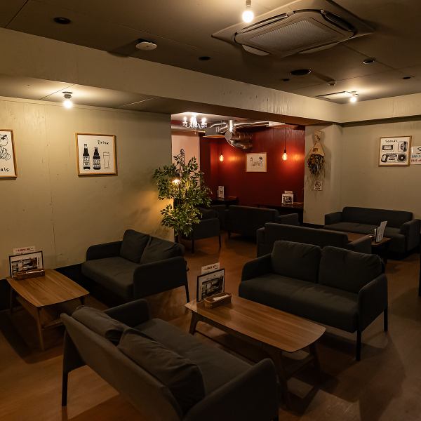 Wi-Fiとコンセントを自由にご利用いただけるため、リモートワークや学生さんの勉強にもおすすめ。14時～17時のカフェ利用も歓迎です。気軽に食事やお酒を楽しみつつ自分だけの時間に没頭できる場所として、幅広い世代のお客様にご利用いただいております。