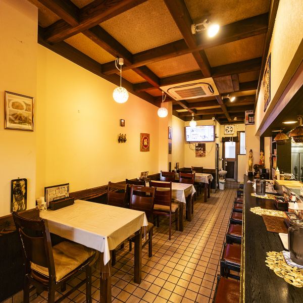 店内はタイ料理にぴったりのエスニックな空間づくりで、どのテーブルもグループでゆったりと座れるレイアウト♪落ち着いた雰囲気が広がり、お一人様でのご来店も大歓迎です！ご友人やお子様連れのお食事、女子会利用にも最適です♪