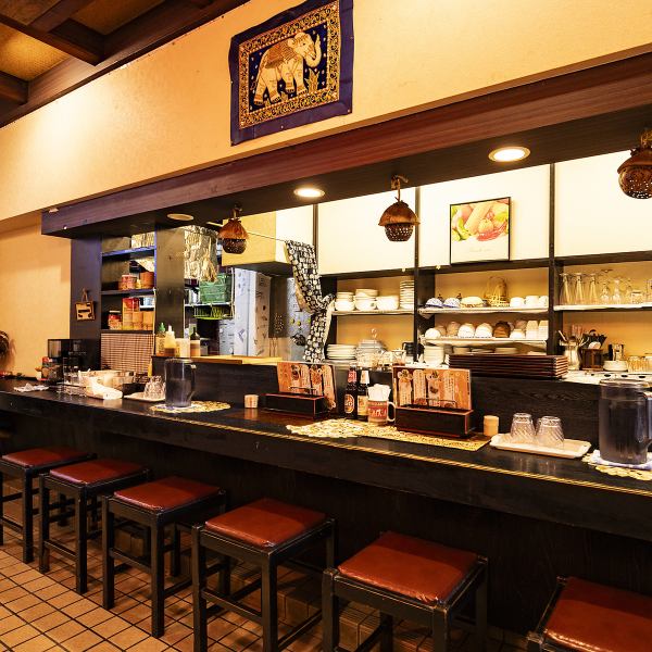 少人数向けにカウンター席もご用意しています◎本場タイの雰囲気が漂う空間でプライベートな時間を穏やかに過ごせるのが特徴♪こだわったインテリアは温かみがあり、会話もしやすい落ち着いたレイアウトになっています♪心地よいひと時が流れる店内です！