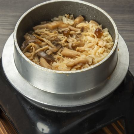 松茸香るきのこの釜飯