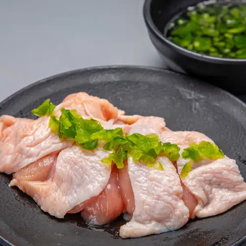 烤肉配青辣椒