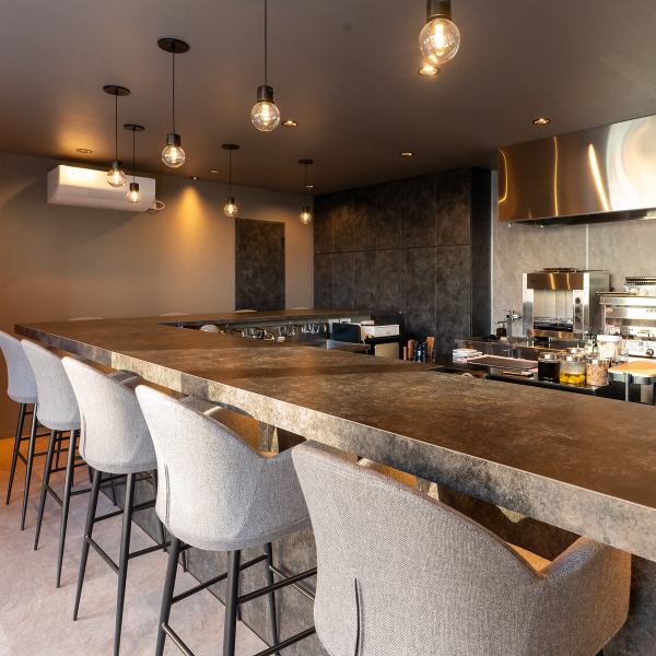 【◆距離が近いカウンター席◆】1～3名での利用にちょうど良い上質なカウンター席をご用意。職人の手仕事を目の前で眺めながら、出来立ての香りと音まで楽しめる特等席です。全席をつなげれば10名様までの貸切宴会も可能で、気軽な飲み会から大人の集まりまで幅広く利用できます。