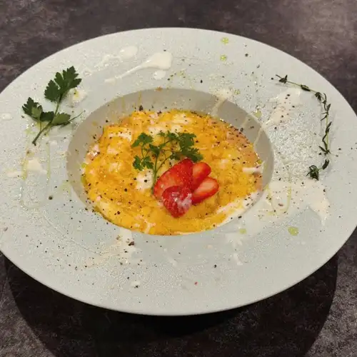 いちご香るトマトとブラッターチーズのオムレツ風