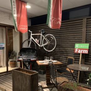店頭のウッドデッキはテラス席としてもご利用いただけます。夏季限定でBBQセットもご用意しております。