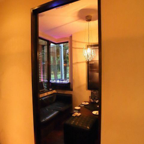 「Cruise（クルーズ）」大人気の4名まで入る完全個室席♪女子会や誕生日会、デートにはぴったりのプライベート感あふれる空間。人気の席なのでお早目にご予約ください！※1室1000円かかります。