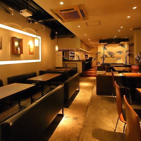 お洒落なリゾートライクで落ち着いた店内◎立食時なら最大70名可