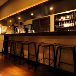 しっぽり飲めるカウンター席。お酒の種類を眺めながら、カウンター席なのでサクのみにも◎この席ならではの、気になる方との急接近もあるかもしれません！