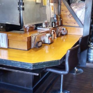 カウンター席でしっぽりと飲むのもオススメです◎