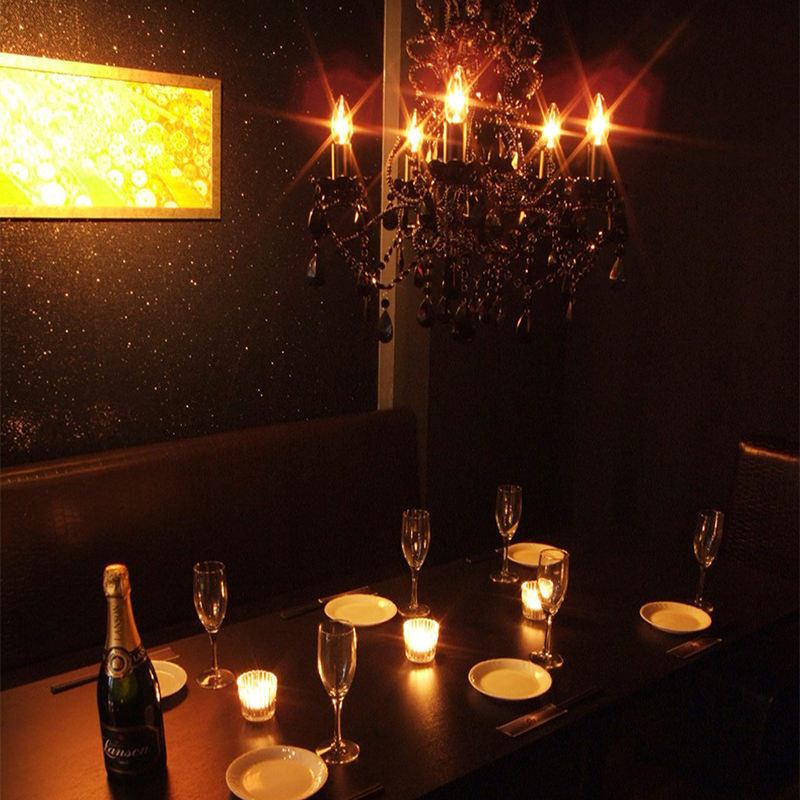 The stylish private room space is ideal for girls-only gatherings and dates !!