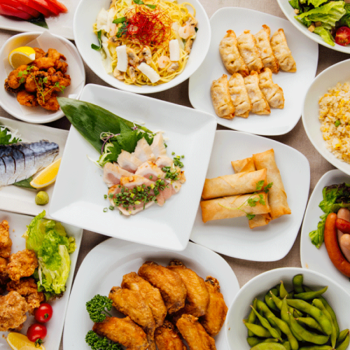 【3300日圓無限暢吃暢飲】32種菜品，包括居酒屋料理和創意海鮮蓋飯，全部無限暢吃！ *週五、週六及假日前一天為4500日圓。