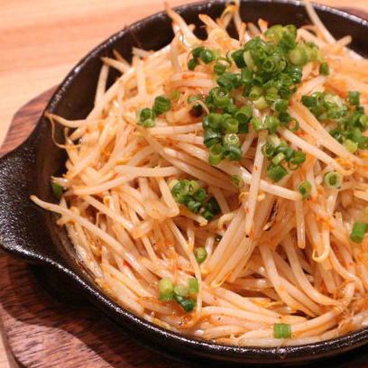 Stir-fried spicy bean sprouts