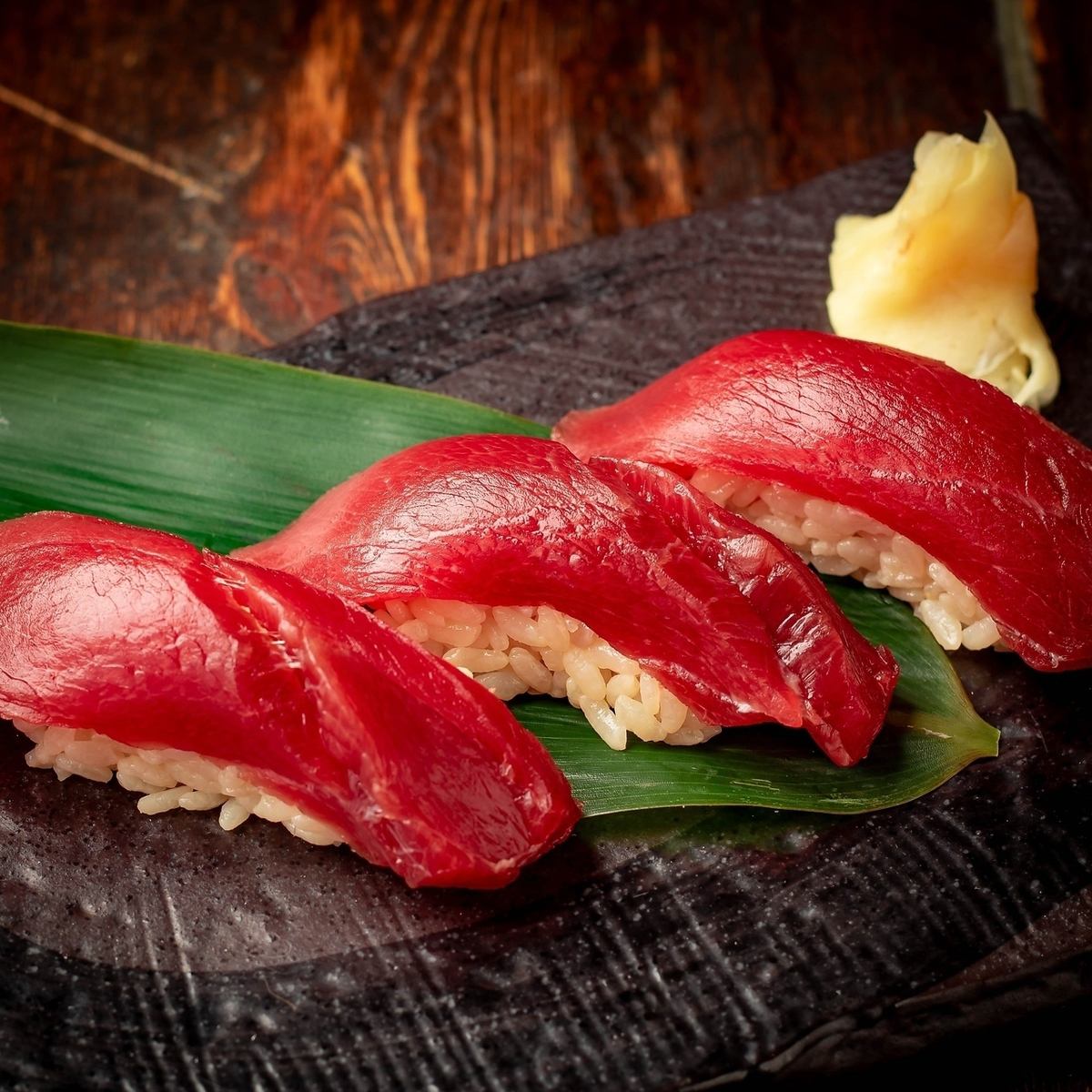 We offer lean tuna, medium fatty tuna, and oysters from Akkeshi.Pair with sake.