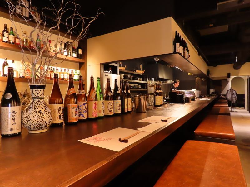 The kitchen is in front of the long counter.You can enjoy not only talking with your companions, but also with the makers.Experience the marriage of Japanese food and sake.