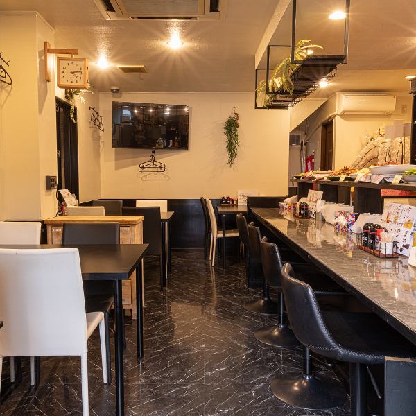 店内は白と黒を基調としたモノトーンで統一され、シンプルで落ち着いた雰囲気。厨房を目の前にしたカウンター席がございますので、お一人様でも周りを気にせず、ゆったりとお食事をお楽しみいただけます◎友人同士で肩を並べて語らうのも素敵です。お仕事帰りや、ふらっと立ち寄りたいときなど、気兼ねなくお越しください♪