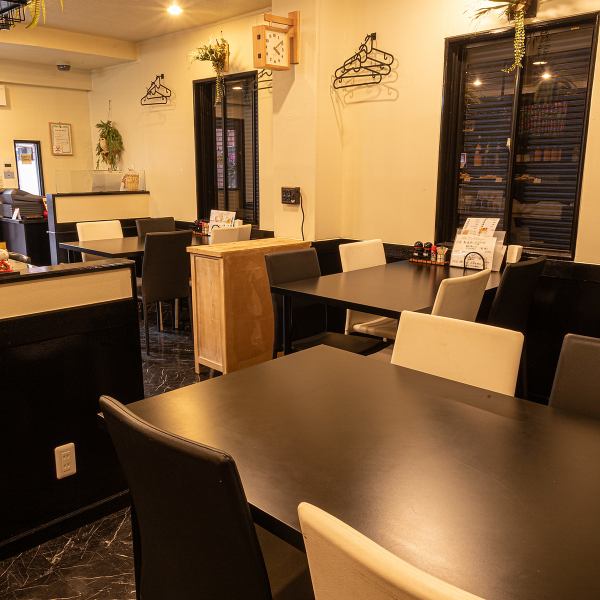 4名掛けのテーブル席を4席ご用意しています。テーブルの間隔もゆったりと取ってあるため、周囲を気にせずお食事やおしゃべりをお楽しみいただけます。また、テーブルを結合して大人数でのご利用も可能！ご家族での団らんやなど、幅広いシーンでご利用ください。シンプルながらも落ち着いた空間でごゆっくりお寛ぎください◎