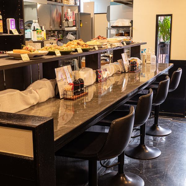 店内は白と黒のモノトーンでまとめられた洗練された雰囲気です。皆様がゆったりとくつろげる空間づくりを大切にしています◎さらに、お客様に気持ちよくお食事を楽しんでいただくため、全席禁煙とさせていただいております。お子様連れのご家族でも安心してお食事をしていただけますので、ぜひ皆様お揃いでお越しください。