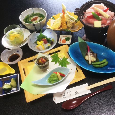 七次跌倒，八次起床!!在家中品尝正宗的日本料理怎么样？我们正在等待您的来电。
