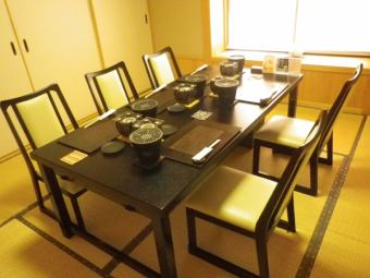 A tatami room where you can change the layout.Private room for 8 people and room for 6 people.Tables are also available for 8 and 6 seats.If you expand the room, we can accommodate banquets for up to 20 people.