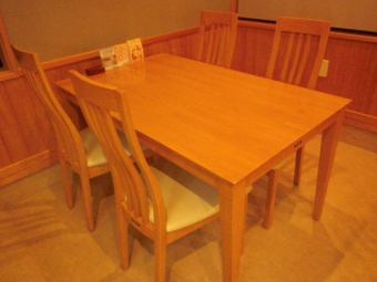 这是一个可容纳4人的桌椅，非常适合与家人和朋友一起用餐。