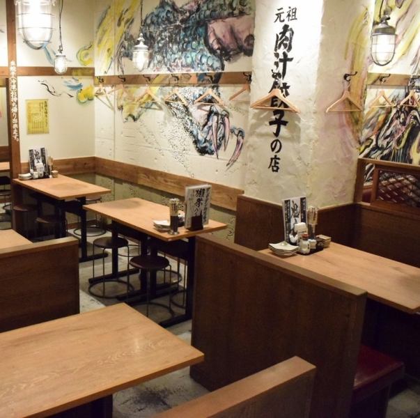 [Table seats] Inside the store with a mural painting of Dandadan's specialty! We will guide you according to the number of people from small to medium.
