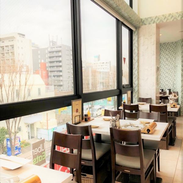 [2-minute walk from Shin-Okubo Station!] The stylish all-glass interior is equipped with seats for 2 people x 3 and seats for 2 to 4 people x 4 and is perfect for small groups. is.You can use it in various situations such as dating a loved one or dining with a friend you don't care about.