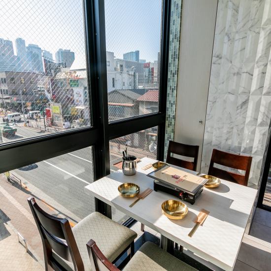 大きな窓と高い天井で開放感抜群です！当店のお席は全て窓際になります！外の景色を眺めながらお食事をお楽しみください