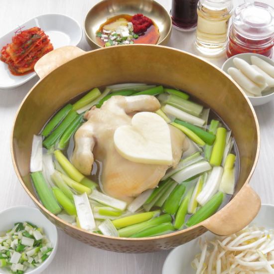 主菜单Takkanmari是我们的特色菜，侧重于鸡肉，汤和酱汁！