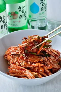 一品料理人気No.1！自家製ソースで仕上げる特製キムチサラダ