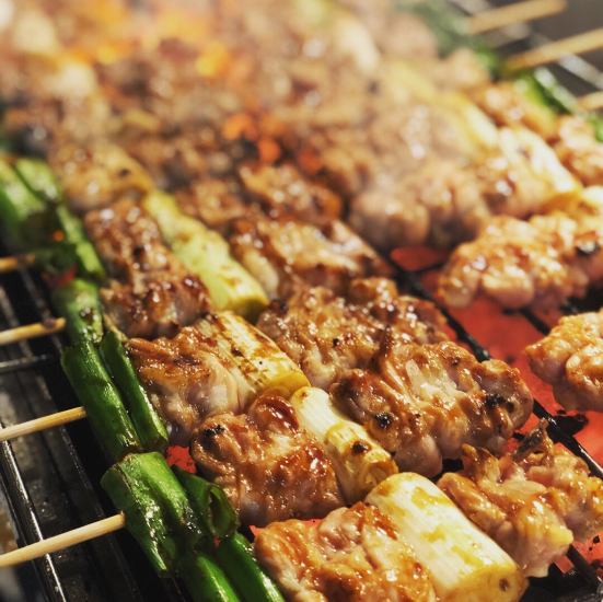 炭火で1本1本焼く絶品の焼き鳥！飲放付きコース2900円（税抜）～