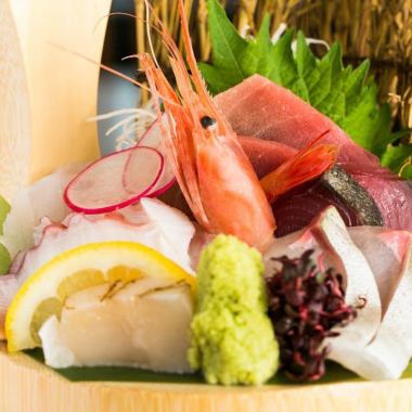 "Sashimi tub" is a whopping 869 yen (tax included) !! A dish with a 100% cost rate of fresh sashimi overflowing into the tub!