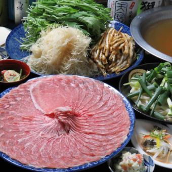 大量的薑「水菜火鍋」無限暢飲套餐 90 分鐘 6,000 日圓（含稅）