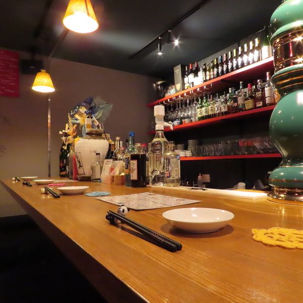 【カウンター席】お一人様でのご来店も大歓迎です。バーカウンターで落ち着いた空間なのでカップルでのご利用にもオススメ！大人な雰囲気を存分にお愉しみください。