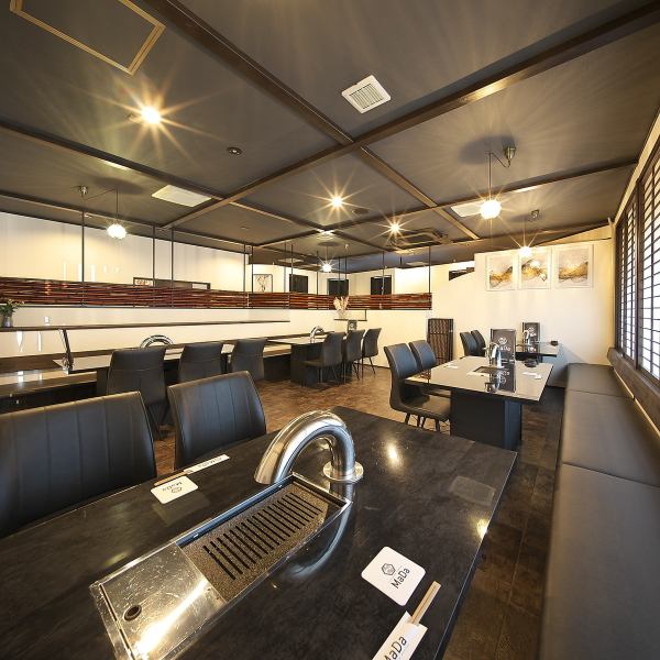 シックな内装の店内は落ち着いた雰囲気で居心地の良い空間です。お一人様やご家族様でのご利用はもちろん、宴会や歓送迎会のご予約も承っておりますのでお気軽にお問い合わせください。