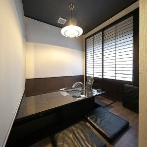 掘りごたつの4名様のお席をご用意。プライベート空間のため、リラックスしてお過ごしください♪また掘りごたつは足を楽にできますので、ゆったりとお寛ぎいただきながらお食事を楽しめます◎お部屋はどこもシンプルながらスタイリッシュで、壁の色や照明に至るまでこだわりの要素が盛り込まれております。