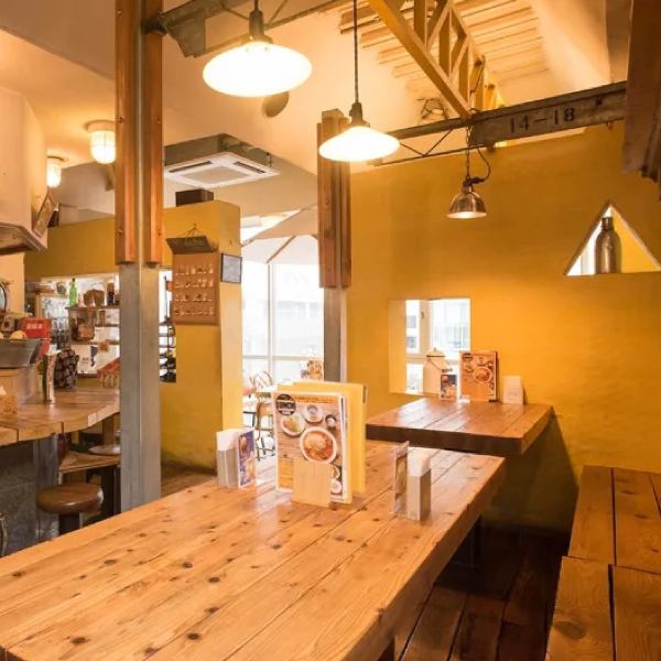 テーブル席は最大１３名様までご利用可能！飲み放題プランもございますので、宴会利用にもオススメです！