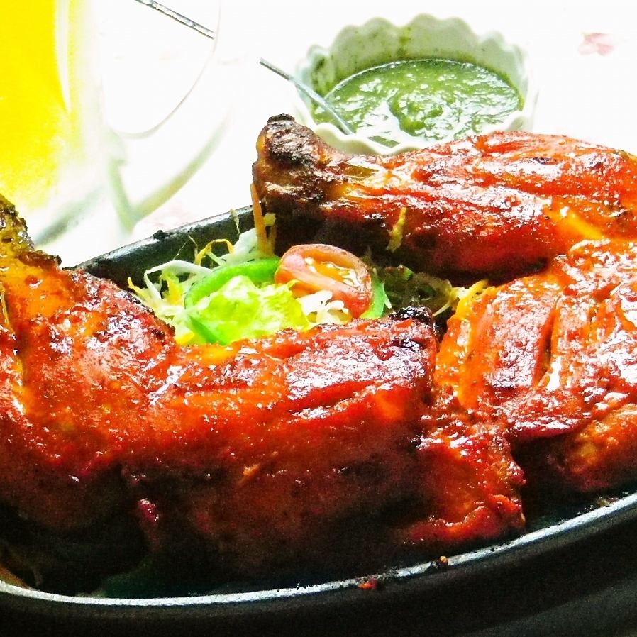 除了咖喱之外，您还可以享用美味的肉类菜肴，例如鸡肉和烤肉串。