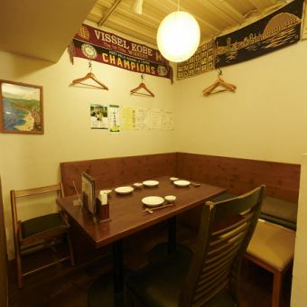 壁の全国各地の日本酒を見ながら、選べる楽しさ。