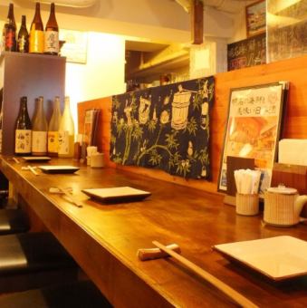 ひとりでカウンター越しに板前の包丁さばきを眺めながら杯を重ねるのもおつなもの。カウンターは常連様には一番人気の特等席。職人の技を五感で愉しむ事ができます。