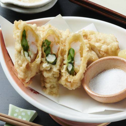 エビとアスパラの湯葉巻き揚げ