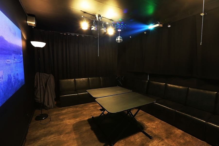 プロジェクターや大きなモニター完備 貸切イベントやミニライブにも（2階）★二次会移動５秒★階下にカラオケ＆プロジェクターの使えるイベントハウス併設！バーベキューの後はカラオケ☆希望の方はスタッフまでお問い合わせください。