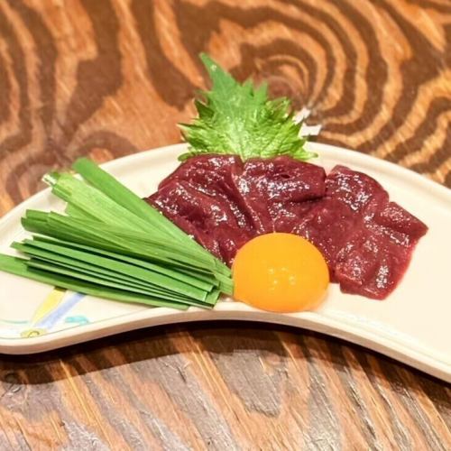 生馬肉、細香蔥和肝臟