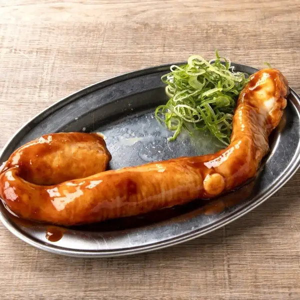 小川商店自慢の名物！メガ丸腸一本焼き！