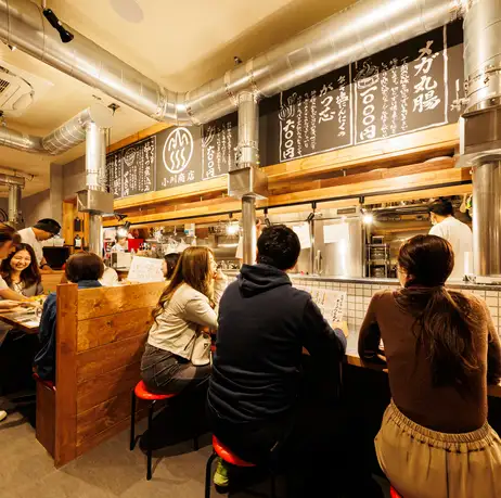 仕事帰りの一杯、友人同士の飲み会に♪ カウンターで 店主との会話を楽しんだり、一人焼肉を満喫したりと、自分のペースで楽しめる人気のカウンターです。