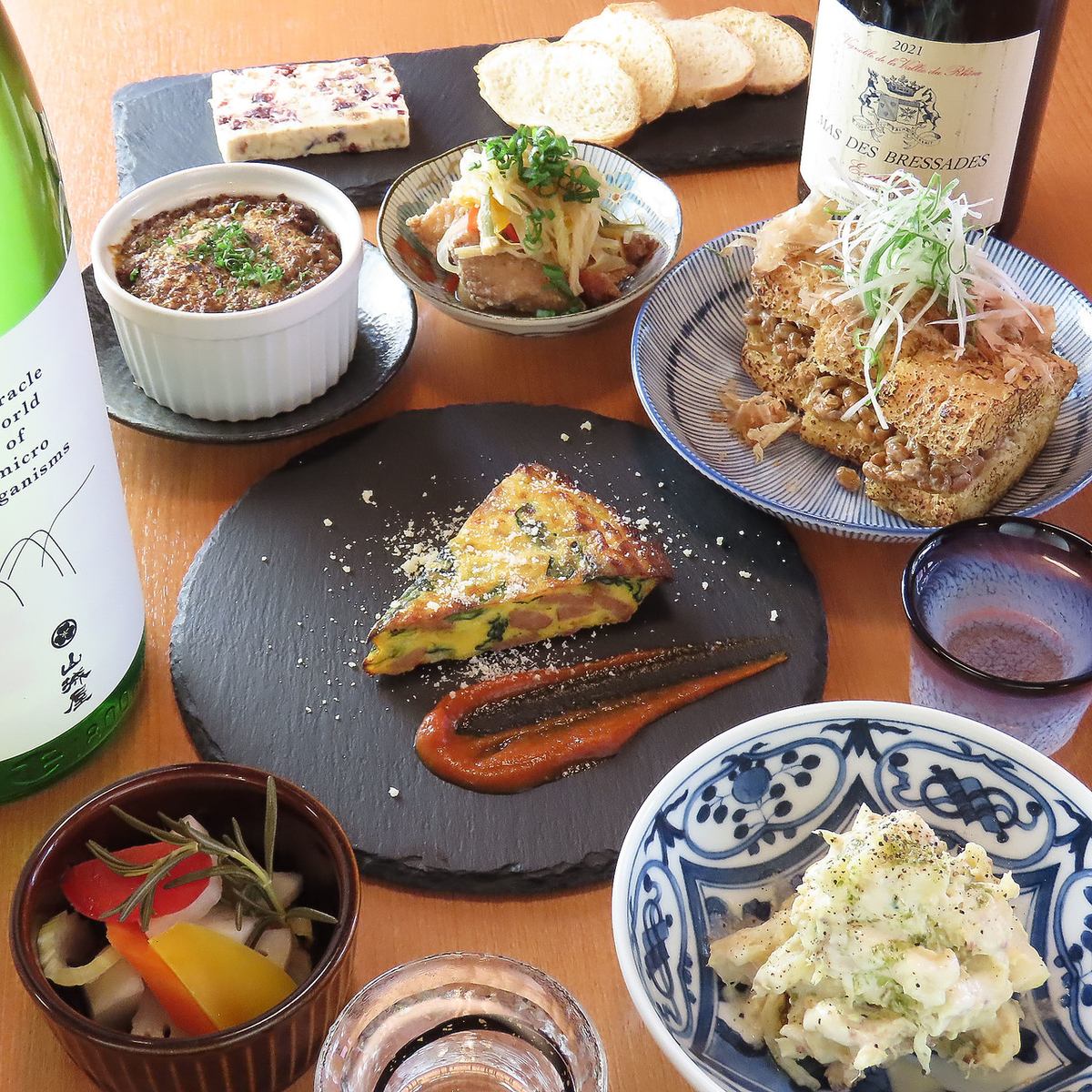 ゆっくりとお料理とお酒をお楽しみいただける雰囲気です。