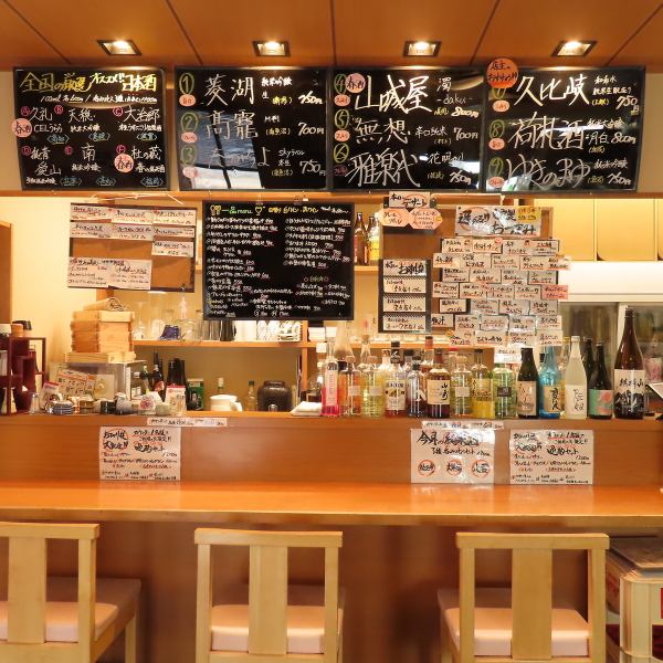 カウンター席は、温かみのある木のデザインで、居心地の良い空間が広がっています。目の前で調理される料理を楽しみながら、シェフとの会話も楽しめる特別な場所です。少人数での利用に最適で、ゆったりとした時間を過ごせます。お酒を片手に、こだわりの料理を味わう贅沢なひとときを満喫できます♪
